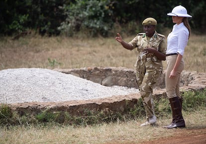 Melania luciendo el polémico salacot durante su viaje a África.