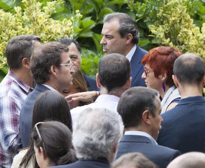 El presidente de la Xunta, Alberto Núñez Feijóo da el pésame a Sandra Ortega en el cementerio de Lians, donde hoy ha sido enterrada Rosalía Mera.