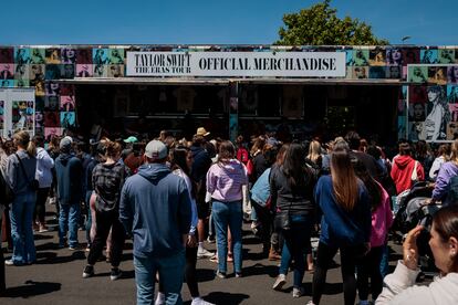 Tienda de 'merchandise' en un concierto de Taylor Swift en Massachusetts, el 18 de mayo.