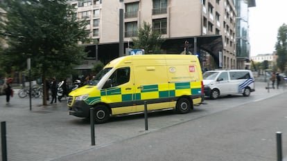 El servicio médico de emergencia llega al lugar del accidente en el centro de la ciudad de Bruselas.