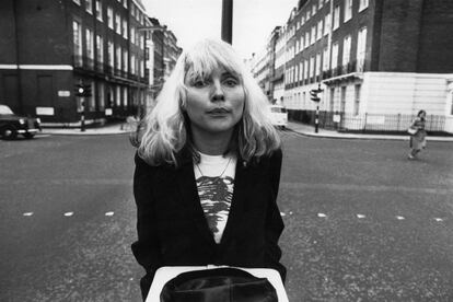 Debbie Harry con camiseta y blazer.