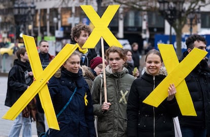 Activistas medioambientales se manifiestan en Frankfurt por la preservacin de la aldea de Ltzerath, el pasado 4 de enero.