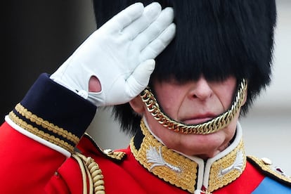 El rey Carlos saluda como coronel en jefe de los siete regimientos de la Household División en el desfile militar de guardias a caballo en Londres. A pesar de que su cumpleaños es el 14 de noviembre (este 2023 cumple 75 años), la tradición marca que los reyes británicos no solo lo celebren en su día señalado, sino también en junio en lo que se conoce como Trooping The Colour. Es su primera vez y esta tradición tiene más de 260 años. 