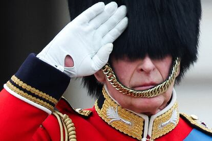 El rey Carlos saluda como coronel en jefe de los siete regimientos de la Household División en el desfile militar de guardias a caballo en Londres. A pesar de que su cumpleaños es el 14 de noviembre (este 2023 cumple 75 años), la tradición marca que los reyes británicos no solo lo celebren en su día señalado, sino también en junio en lo que se conoce como Trooping The Colour. Es su primera vez y esta tradición tiene más de 260 años.