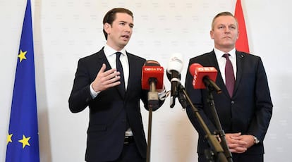 El primer ministro austriaco, Sebastian Kurz (izquierda) y el ministro de Defensa, Mario Kunasek, en una rueda de prensa en Viena, este viernes.