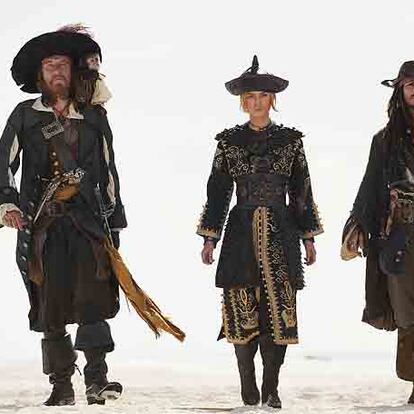 Keira Knightley, en el centro, en <i>Piratas del Caribe.</i>