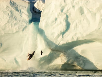 Aniol Serrasolses salta por una cascada con su kayak en Svalbard.