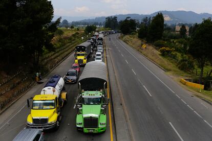 Cientos de camiones bloquean la vía que comunica los municipios de Cajicá y Zipaquirá en el departamento de Cundinamarca. Cundinamarca, Zipaquirá- Cajicá, 3 de septiembre de 2024. 