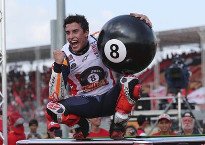 Marc Márquez tenía preparada una celebración muy especial para conmemorar la consecución de su octavo título mundial y el sexto de MotoGP, pues su club de "fans" le preparó una mesa de billar para que embocase la "bola negra", la que lleva el número "ocho" en el billar americano.