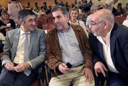 López (a la izquierda), junto al presidente del PSE, Jesús Eguiguren, y el portavoz del partido, José Antonio Pastor, durante el Comité Nacional de su partido ayer en Bilbao.