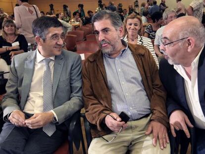 López (a la izquierda), junto al presidente del PSE, Jesús Eguiguren, y el portavoz del partido, José Antonio Pastor, durante el Comité Nacional de su partido ayer en Bilbao.