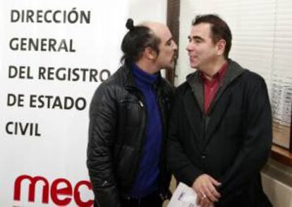 Rodrigo Borda (d) y Sergio Miranda (i) posan luego de cumplir el trámite de incribirse para contraer matrimonio en el Registro Civil uruguayo en Montevideo (Uruguay).