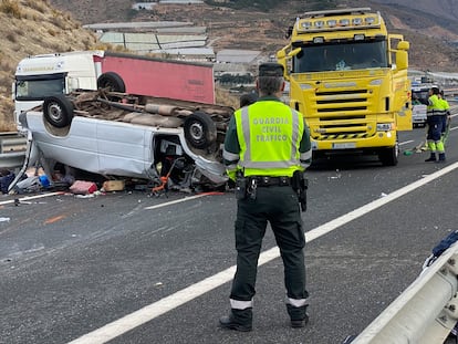 Un guardia civil observa los restos de un vehículo implicado un accidente ocurrido en febrero de 2023 en la autovía A-7 a su paso por Salobreña (Granada).