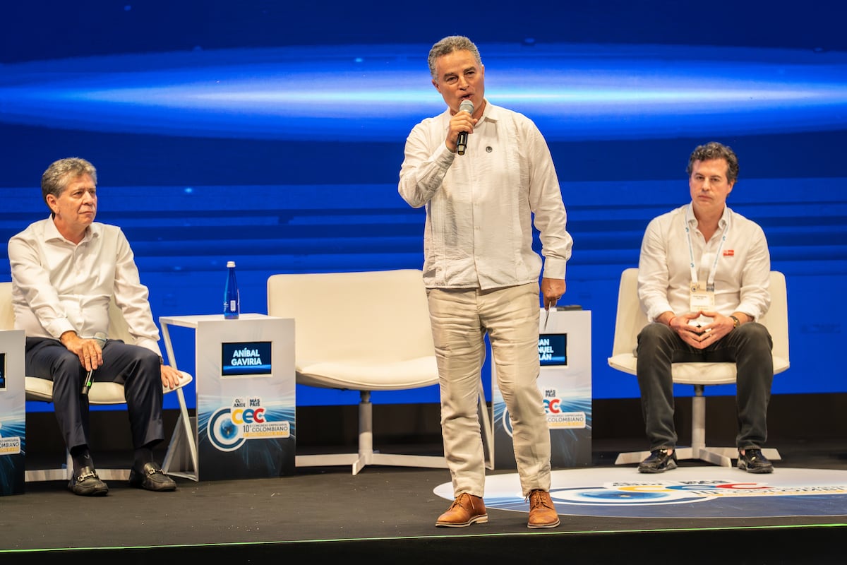 Aníbal Gaviria defiende la necesidad de unir a Colombia en un contrapunteo  con Vicky Dávila ante los empresarios | EL PAÍS América Colombia