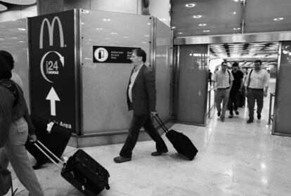 11.19h. José Antonio Pérez Tapias aparece por la puerta de Salidas del Aeropuerto de Barajas. Acaba de llegar de Tenerife, donde ha pasado dos días haciendo campaña y se dispone a proseguir su periplo por Madrid.
