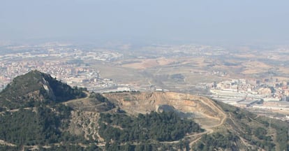 La cantera de caliza de Turó de Montcada, en Barcelona, antes (2009) de los trabajos de restauración.