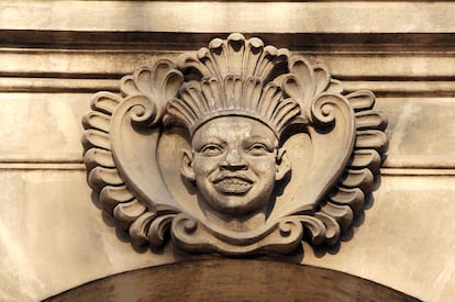 Escultura de un esclavo en la fachada de un edificio en Nantes (Francia).