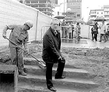 Alejandro Rojas-Marcos, presidente de Metro de Sevilla, ayer, al pie de la boca reabierta.