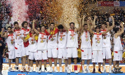 Los jugadores de la Seleccion Española de Baloncesto celebran la medalla de oro conseguida en el campeonato de Europa de baloncesto, tras la final disputada frente a Serbia en el Spodek Arena de Katowice (Polonia), en septiembre de 2009.