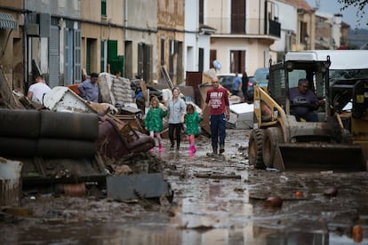 2018. 13 muertos en Mallorca. El torrente que se desbordó el 9 de octubre de 2018 en la localidad mallorquina de Sant Llorenç causó la muerte de 13 personas. Un estudio de la Universidad balear estimó que en 15 minutos se había acumulado un caudal de 442 metros cúbicos por segundo, tanto como el río Ebro, que tiene mil veces más cabida.