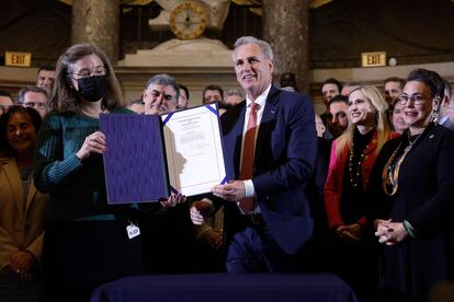 U.S. Speaker of the House Kevin McCarthy (R-CA) poses for a picture with DC advisory neighborhood commissioner Denise Krepp