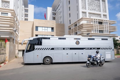 Un vehículo para el traslado de presos, este viernes afuera de un tribunal en Rabat.