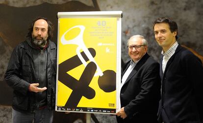 El presidente del festival, Iñaki Añua, en el centro, con el cartel de la 40 edición