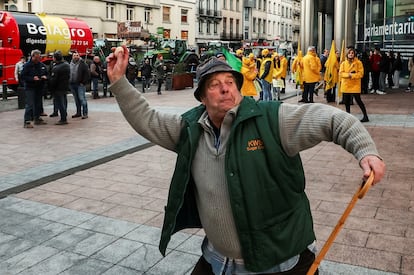 Un hombre lanza huevos a la policía durante la protesta de agricultores y ganaderos, este jueves en Bruselas.