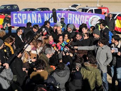 Els ultres d'Hogar Social, al fons, durant la intervenció de Marta Rovira.