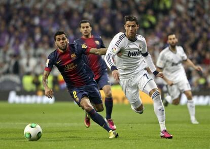 Alves i Cristiano Ronaldo en un clàssic.