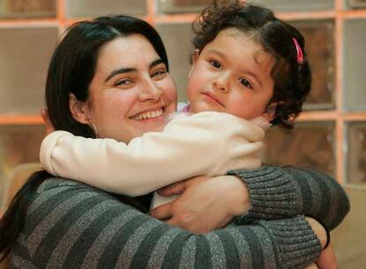 Cristina Mora Palomo, con su hija Arantxa.