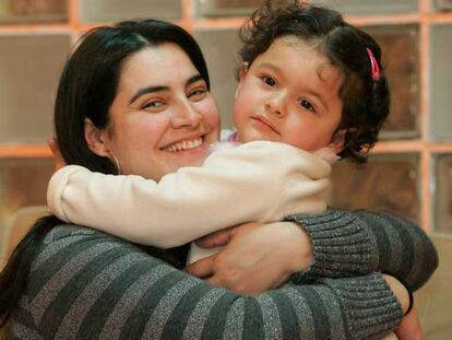 Cristina Mora Palomo, con su hija Arantxa.