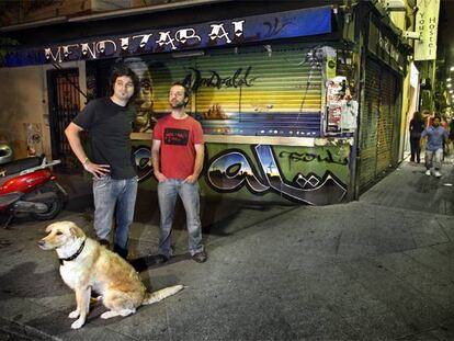Sergi Vila, a la derecha, y Carlos Beguería, anoche frente a la barra del bar Mendizábal.