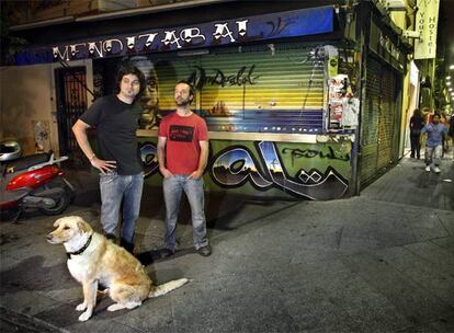Sergi Vila, a la derecha, y Carlos Beguería, anoche frente a la barra del bar Mendizábal.