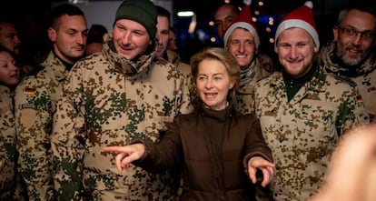 La ministra de Defensa alemana, Ursula von der Leyen, visita el pasado 17 de diciembre a las tropas desplegadas en Afganistán.