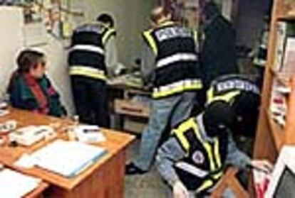 Policías nacionales registran una de las sedes de Haika tras la detención de 14 personas en marzo de 1991