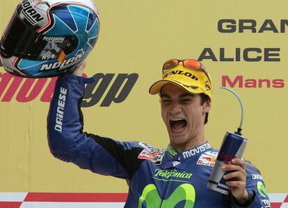 El piloto de 250cc, Dani Pedrosa, de Honda, celebra en el podio su victoria en la categora de 250cc, en el Gran Premio de Francia, en el circuito de Le Mans, el 15 de mayo de 2005.