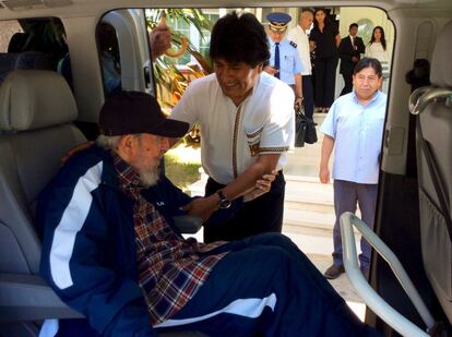El presidente de Bolivia, Evo Morales, saluda al fallecido Fidel Castro, en La Habana, el 13 de agosto de 2015. Varios mandatarios latinoamericanos visitaron la isla para celebrar el 89 cumpleaños del líder de la Revolución Cubana.