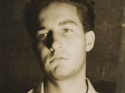 Retrato de Octavio Paz. Fotografía de Albero y Segovia (Ministerio de Cultura / Archivo General de la Administración, 33,F,04067,55949,001. Junta Delegada de Defensa de Madrid).