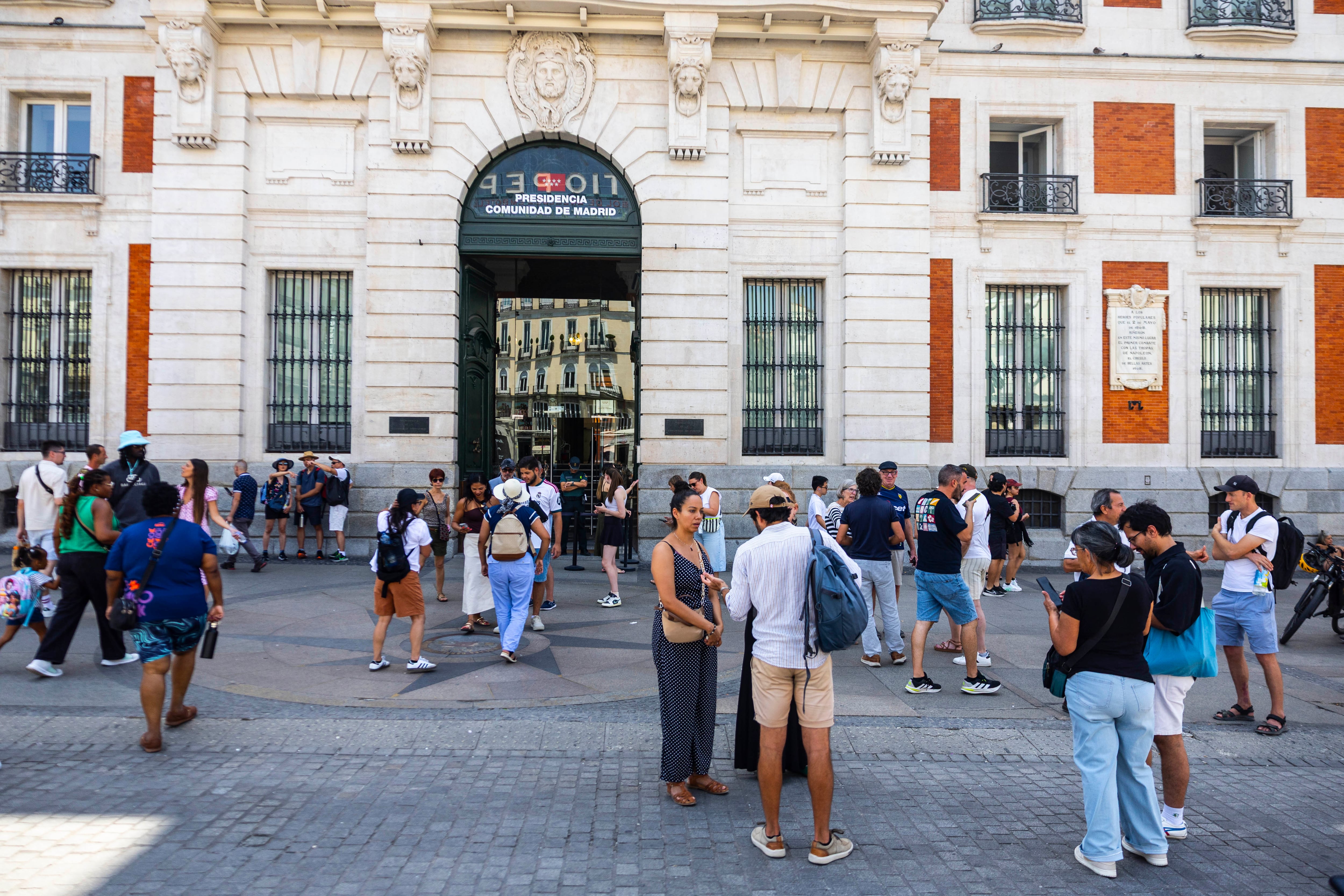 Fachada de la Real Casa de Correos, sede del gobierno autonómico de Madrid, en la Puerta del Sol.