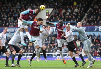 El <i>hammer</i> Piquionne remata un balón durante el West Ham-Liverpool.