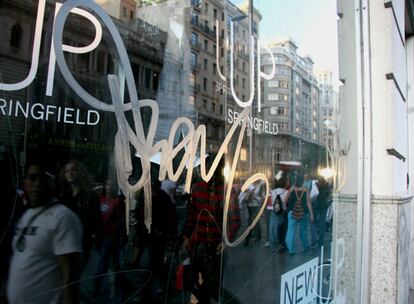 Una de las modalidades de firma que más sufren los locales del centro de Madrid son 'los tags' hechos con ácido sobre superficies de cristal. En la fotografía un escaparate de una tienda en la calle Gran Vía.