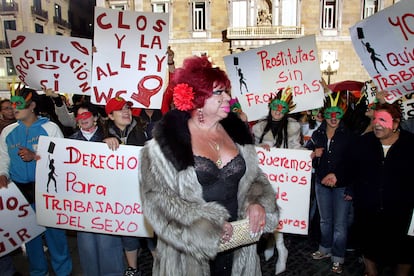 Carmen de Mairena y un grupo de prostitutas, en 2005, en una manifestación en Barcelona.