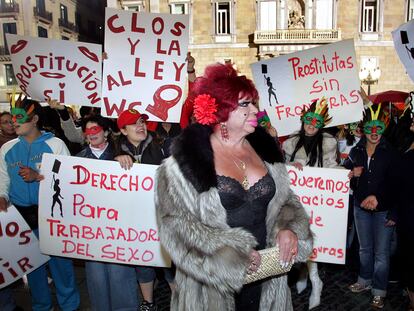 Carmen de Mairena y un grupo de prostitutas, en 2005, en una manifestación en Barcelona.