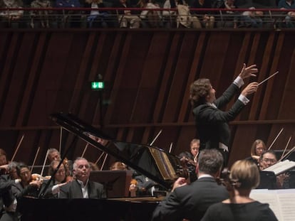 Gustavo Gimeno dirige a Daniel Barenboim en el concierto 'Emperador', de Beethoven, en la Philharmonie de Luxemburgo.