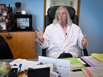 Didier Raoult, em seu escritório do Instituto Hospitalar Universitário de Marselha.