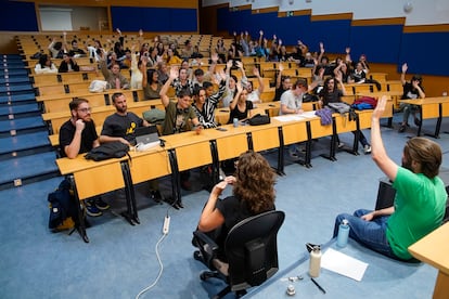 Estudiantes de Lengua de Señas votan durante una asamblea para debatir de la falta de profesores en el Campus de Alcorcón de la Universidad Rey Juan Carlos en Madrid. ANDREA COMAS