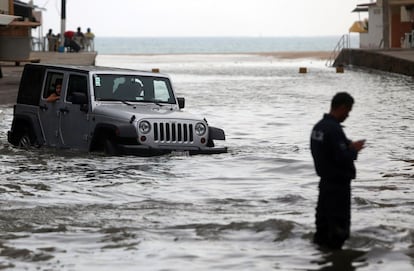 Un jeep, en una calle inundada en Acapulco, estado de Guerrero, México. El fenómeno conocido como mar de fondo, que provoca un alto oleaje, mantiene en alerta a las autoridades en las costas del Pacífico, en el occidente mexicano, donde se han registrado inundaciones que han afectado a más de dos centenares de viviendas, informó hoy Protección Civil.