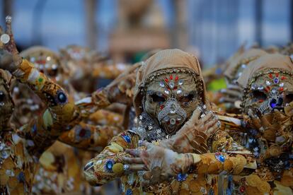 Criaturas fantásticas participan desfilando en la cabalgata de Reyes, este viernes en Córdoba. 
