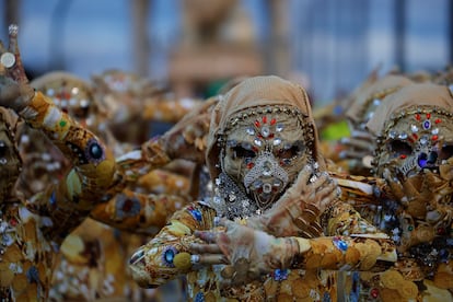 Criaturas fantásticas participan desfilando en la cabalgata de Reyes, este viernes en Córdoba. 
